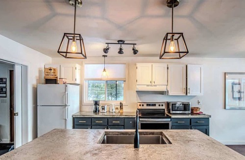 Carling Cottage | Georgian Bay 3-bdrm lakefront Main House