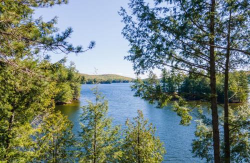 Lake of Bays House | Getaway Cottage LAKE FRONT Muskoka Room Kayaks