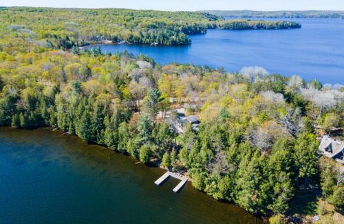 Lake of Bays House | Getaway Cottage LAKE FRONT Muskoka Room Kayaks