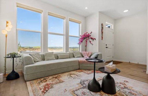 Calgary House | Glacier Ridge Retreat AC 4BR Home Sleeps 14