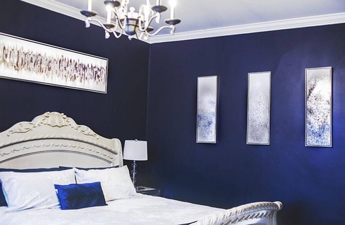 Cobourg Apartment | Glitz and Glamour at Lakehurst