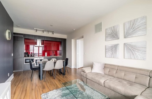 Toronto Entertainment District Condo | GLOBALSTAY. Executive 2BR 2BA Condo in DT. Gym, Pool, Hot Tub