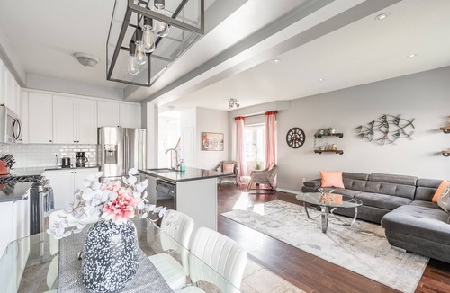 Stoney Creek Apartment | GLOBALSTAY. Luxury 3BR Townhomes with HOT TUB, Gym, BBQ