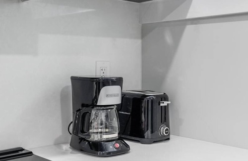 Little Italy Apartment | GLOBALSTAY. Modern Bsm in the Heart of Toronto. HOT TUB, BBQ.