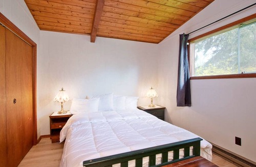 Bayfield Cottage | Good Vibrations, Large yard, close to Beach