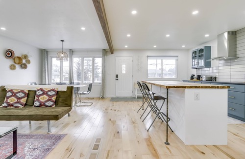 Grimsby House | Gorgeous escape to the wineries! By the Lake!
