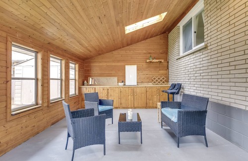 Grimsby House | Gorgeous escape to the wineries! By the Lake!
