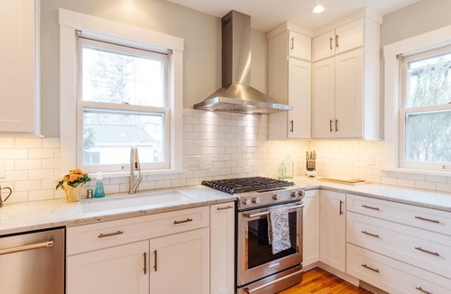 Lynnhurst House | Gorgeous Home - Walk to Lake, Restaurants, Shops, Trails!