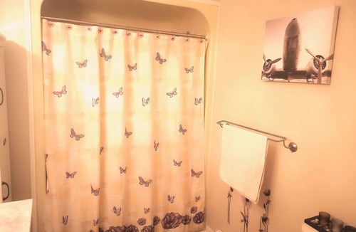 Puslinch House | Gorgeous lakefront getaway mere minutes from city amenities- with hot tub!