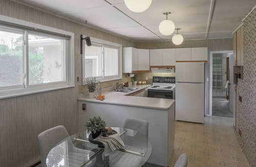 Valentia Cottage | Gorgeous Lakefront 5-Bedroom Cottage 40min to TOR.