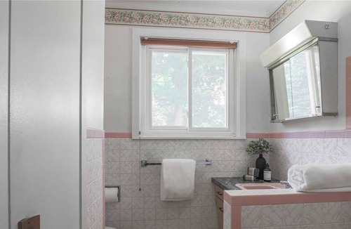 Valentia Cottage | Gorgeous Lakefront 5-Bedroom Cottage 40min to TOR.