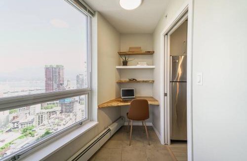 Crosstown Apartment | Gorgeous Water View Unit in Downtown Vancouver