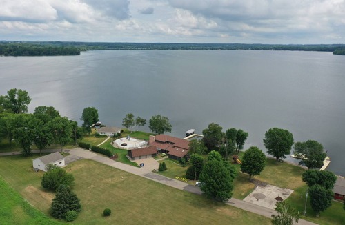 Faribault House | Gorgeous waterfront home on Cannon Lake