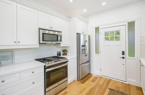 Ridgeway House | GORGEOUS WATERFRONT in Ridgeway/Crystal Beach! JUST RENOVATED & REOPENED!