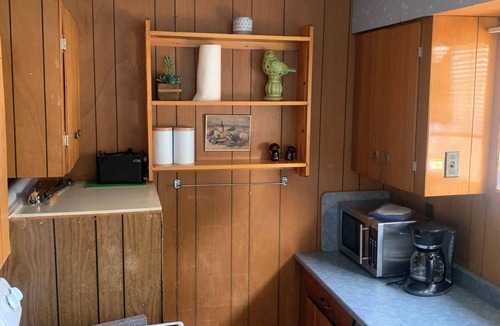 Lavigne Cottage | Graceland Cottages Flamingo #4 Lake front two bedroom cottage .