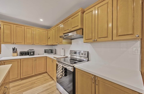 Washago Villa | Grand 10BR 9BA Waterfront Retreat Near Muskoka | Sleeps 30 | Perfect for Events