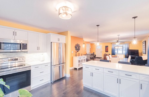 Grand Bend Cottage | Grand Bend Getaway Cottage | Hot Tub & Relax by the Beach | 6Bed+3Bath