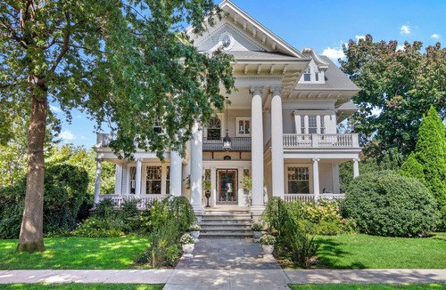 Prospect Park South House | Grand Brooklyn Mansion- 9-bedrm 7.5 Bath with AC- next to Prospect Park