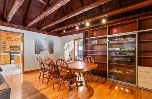 Port Franks House | GRAND, COZY COTTAGE IN PORT FRANKS, ONTARIO. OUTDOOR SPA. PET-FRIENDLY!