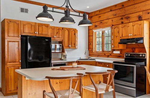 Port Franks House | GRAND, COZY COTTAGE IN PORT FRANKS, ONTARIO. OUTDOOR SPA. PET-FRIENDLY!