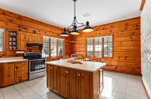 Port Franks House | GRAND, COZY COTTAGE IN PORT FRANKS, ONTARIO. OUTDOOR SPA. PET-FRIENDLY!