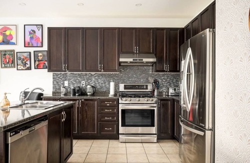 Durham Region Apartment | Grand family retreat w/7 BR, Pool Table & Hot Tub