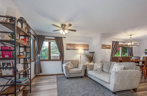 Grand Rapids House | || Grand Getaway || PET FRIENDLY! {New Listing}