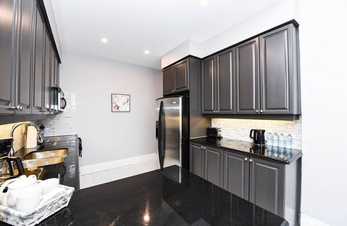 Downtown Mississauga Apartment | Grand Penthouse - 2BR & 2BTH Walk-in distance to Square One Mall