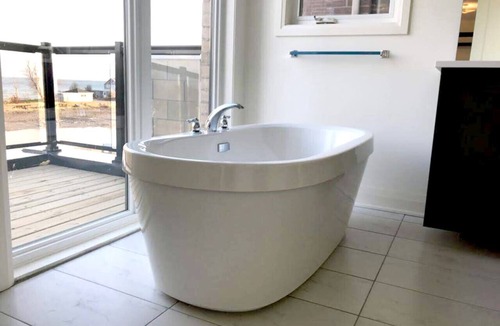 Bowmanville House | Grand Waterfront Retreat – Under 1hr from Toronto