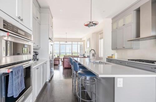 Bowmanville House | Grand Waterfront Retreat under 1hr from Toronto