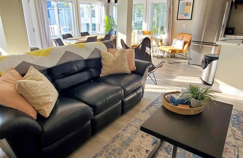 Grand Bend Cottage | Gray Haven: Booking Summer 2025! 30s walk to Beach! Lake View Patio, Hot Tub