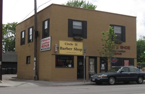 Lyn-Lake Apartment | Great Uptown Apartment! Great Location!