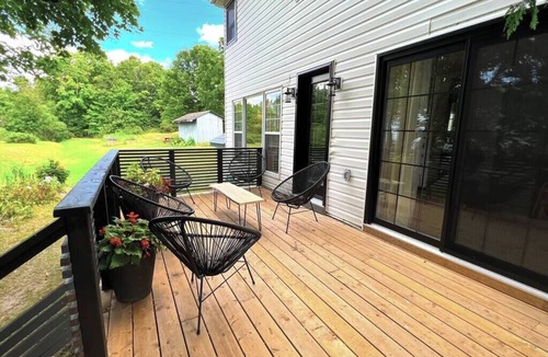 Sharbot Lake House | Grey Owl - Bright 5 Bedroom Cottage