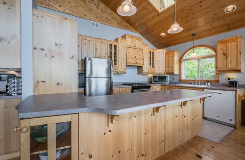 Tobermory Cottage | Grotto Escape: Unwind at Cameron Lakehouse