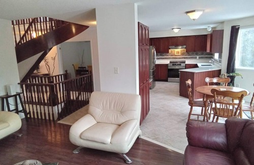 Barrie House | Group-Friendly 5BR 3.5BA Yard, Parking, Jacuzzi