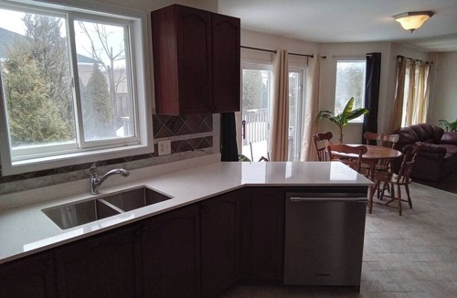 Barrie House | Group-Friendly 5BR 3.5BA Yard, Parking, Jacuzzi