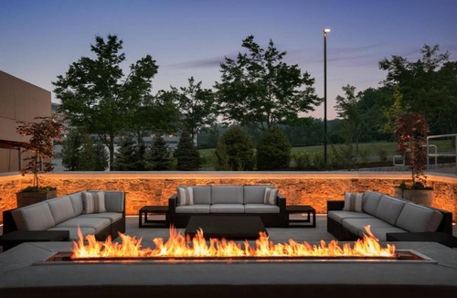 Berkeley Heights Hotel | Group Friendly Stay! 3 Cozy Units w/Pool, Free Breakfast, Shuttle & Parking!