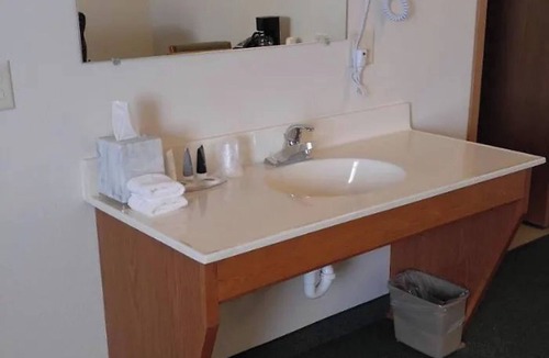 Le Center Hotel | Guardian Inn