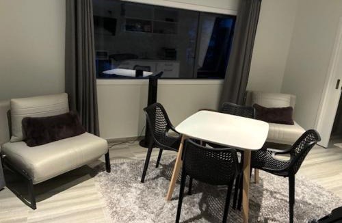 Hamilton North Apartment | Gully-view studio by the CBD