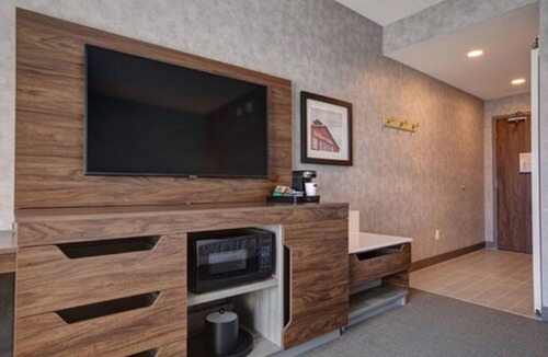 Township of Woolwich Hotel | Hampton Inn & Suites by Hilton Waterloo St. Jacobs