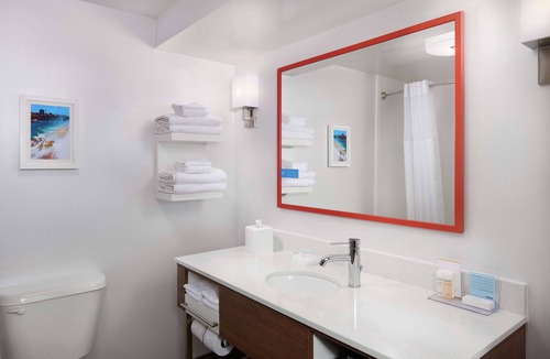 Downtown Niagara Falls Hotel | Hampton Inn Niagara Falls