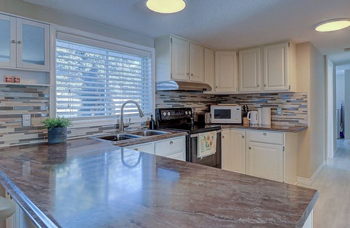 Valentia Cottage | Harbour Haven - 5 BEDS - Heart of Kawartha Lakes