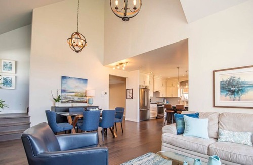 Hastings House | Hastings Haven-Spacious house, waterfront view, public beach, hot tub, & kayaks!