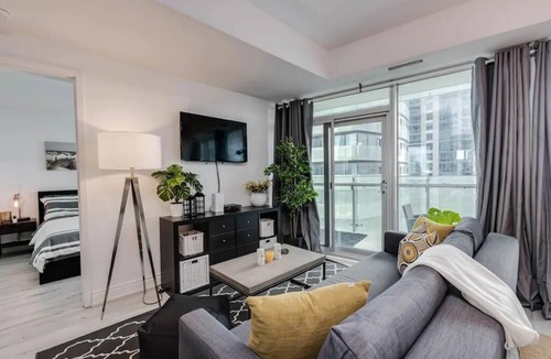 Toronto Entertainment District Apartment | Heart of Toronto Cozy Apartment. Walking distance to all major landmarks/venues!