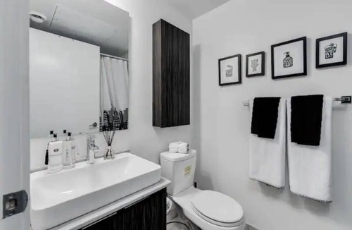 Toronto Entertainment District Apartment | Heart of Toronto Cozy Apartment. Walking distance to all major landmarks/venues!