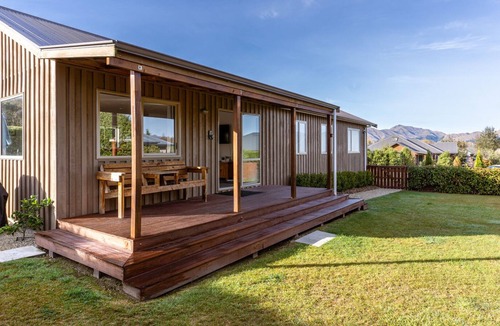 Hanmer Springs Cottage | HEPBURN HAVEN, family friendly, with a garden in Hanmer Springs