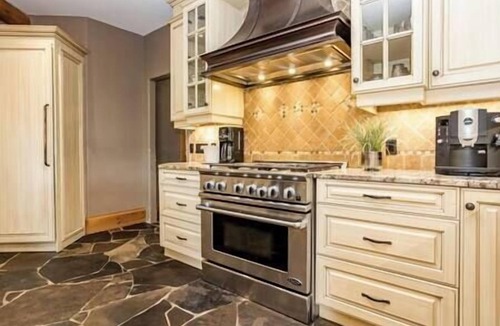 North Frontenac House | Heron Lodge | Lakefront + Hot Tub + Theater Room