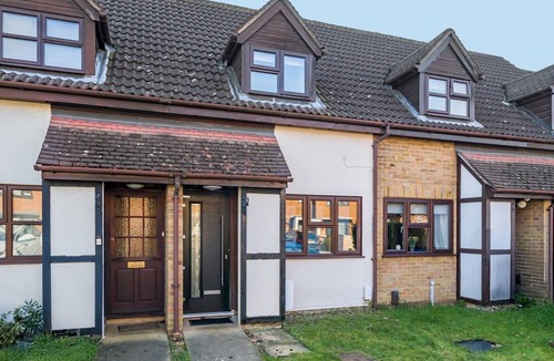 Hersham House | Hersham Apartment – Ideal for Work & Relaxation - Pass the Keys