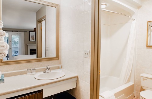 Zurich Hotel | Hessenland Inn & Schatz Winery