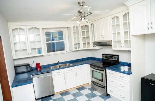 Welland House | HIDDEN GEM in THOROLD 20 min away from the falls /INDOOR HOT-TUB/SAUNA